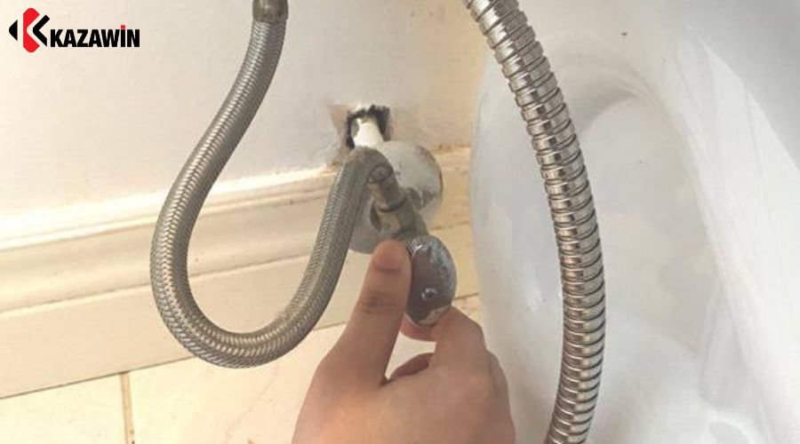 Bồn cầu bị rỉ nước từ dây cấp