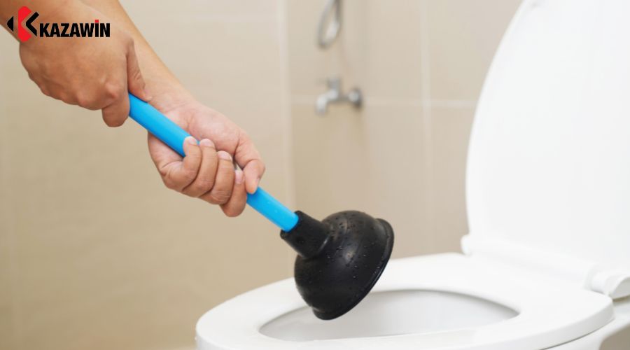 Cách thông bồn cầu bị tắc vật cứng bằng thủ công