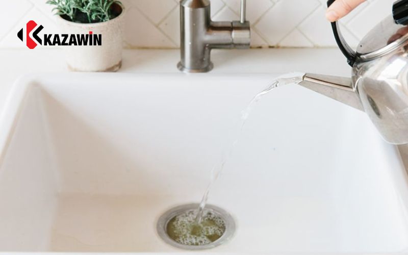 Sử dụng nước sôi để làm tan cặn bẩn